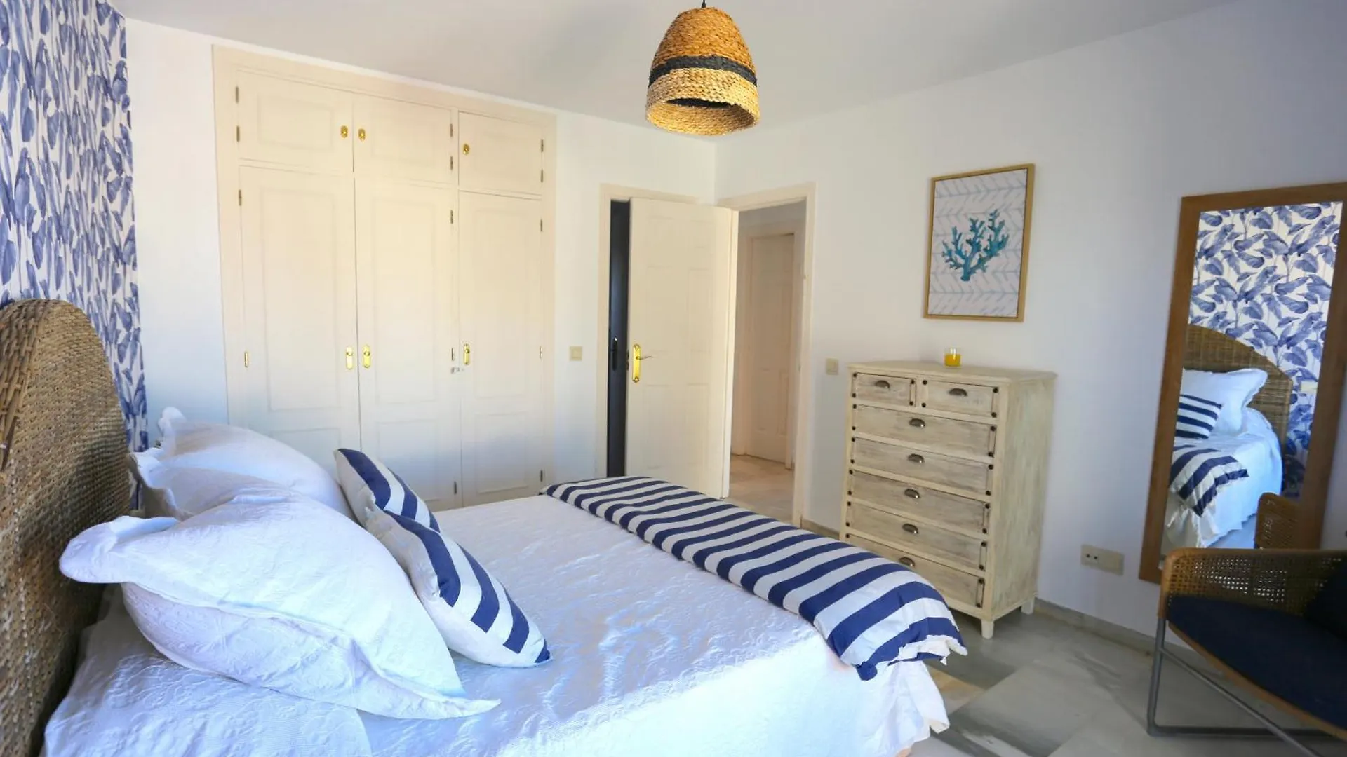Estepona Premium Beach House 0*,